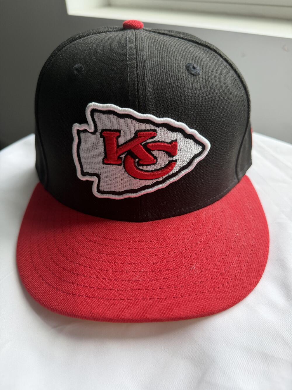 Kansas City Chiefs Hat Cap Fitted Mens 7 1/4 Black Red NFL Football New Era
